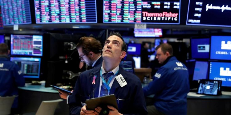 خسائر شركات التأمين الصحي وتسلا تهبط بمؤشرات وول ستريت