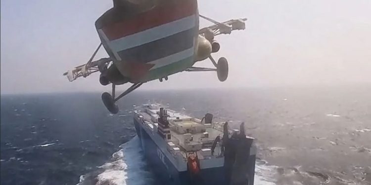بين الحظر وزيادة التكلفة.. تفاقم أزمات التأمين على سفن الشحن في البحر الأحمر