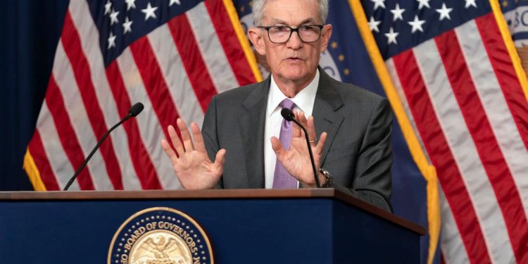 رئيس الفيدرالي يحذر من أزمة بقطاع التأمين تُلقى بظلالها على الرهن العقاري