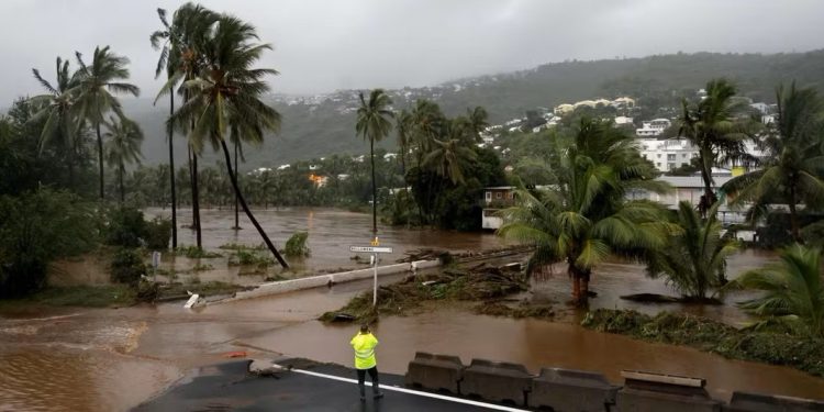 إعصار جارانس يكبد شركات التأمين الفرنسية 379 مليون يورو تعويضات