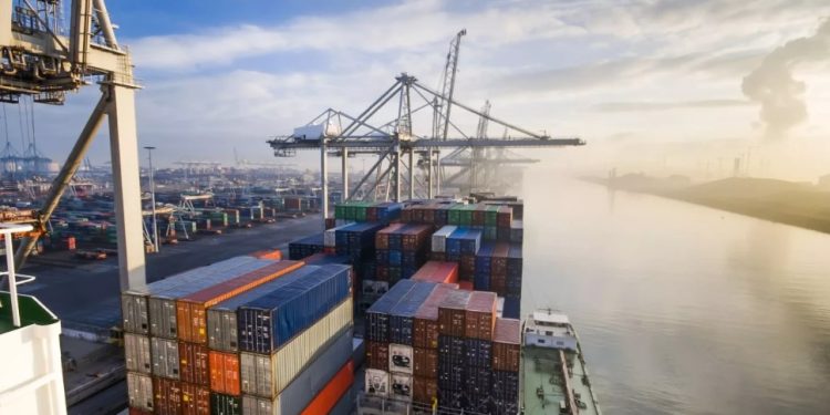 تراجع تكاليف الشحن البحري في الخليج مع عودة الهدوء للشرق الأوسط